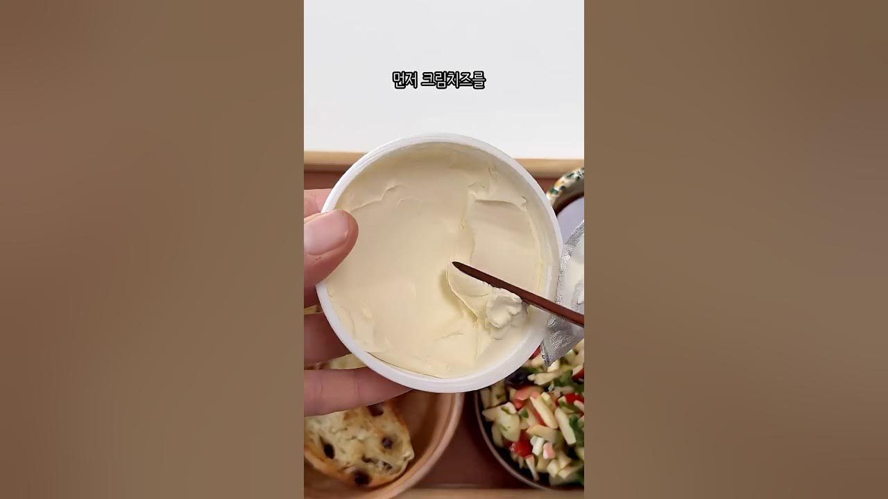 상큼한 애플민트 토마토 샐러드와 바삭한 빵