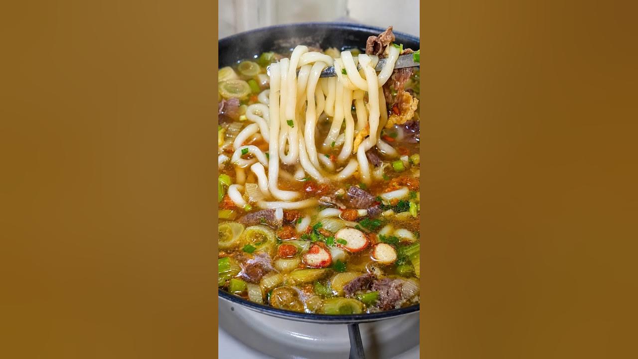 대파와 차부용 고기로 맛을 더한 우동 육수