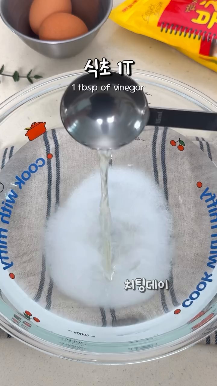 해동한 동태포를 소금과 식초가 섞인 물에 5분간 담가둡니다.