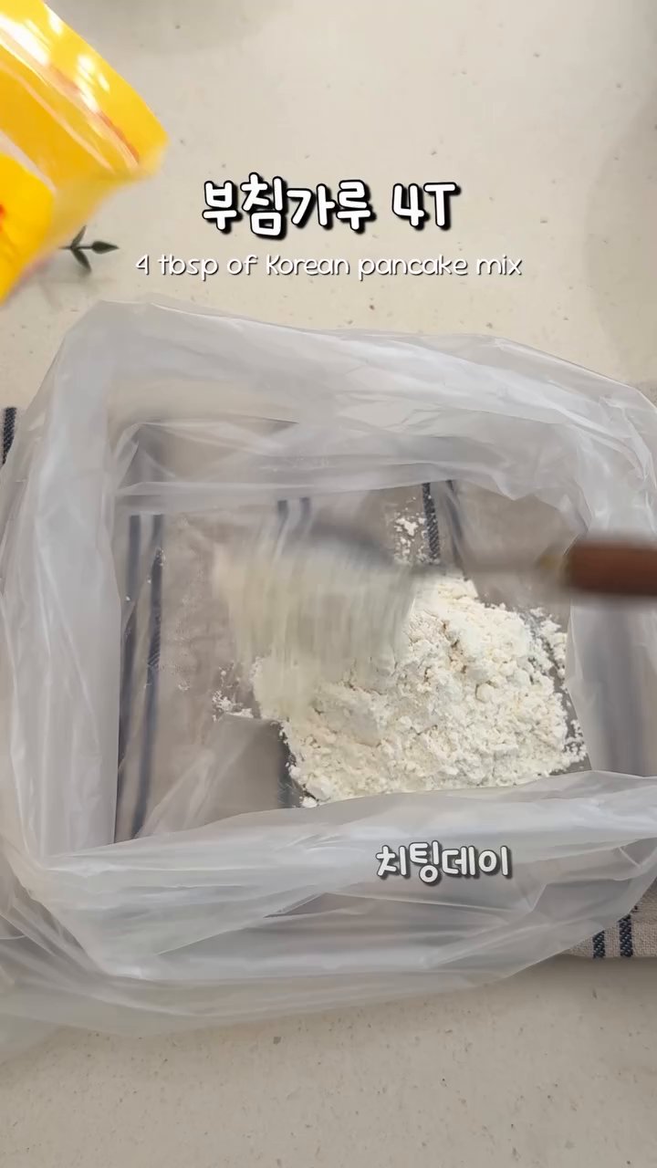 동태포를 체에 밭쳐 물기를 빼고, 키친타올로 꼼꼼하게 닦아줍니다.