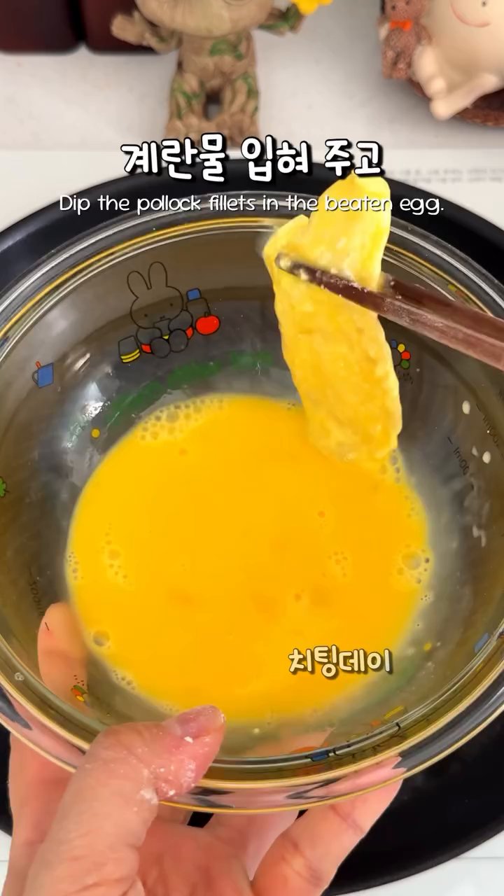 비닐팩에 부침가루 4큰술을 넣고, 닦은 동태포를 넣은 뒤 흔들어 골고루 묻힙니다.