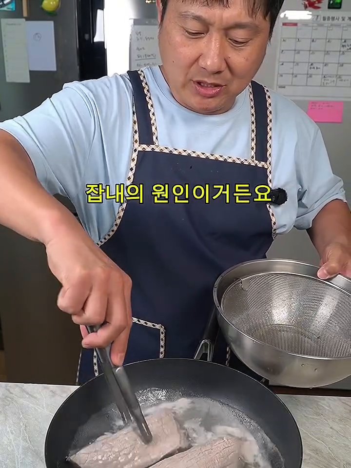 끓는 물에 홍두깨살을 넣고 5분간 데쳐 불순물을 제거한 후 건져냅니다.