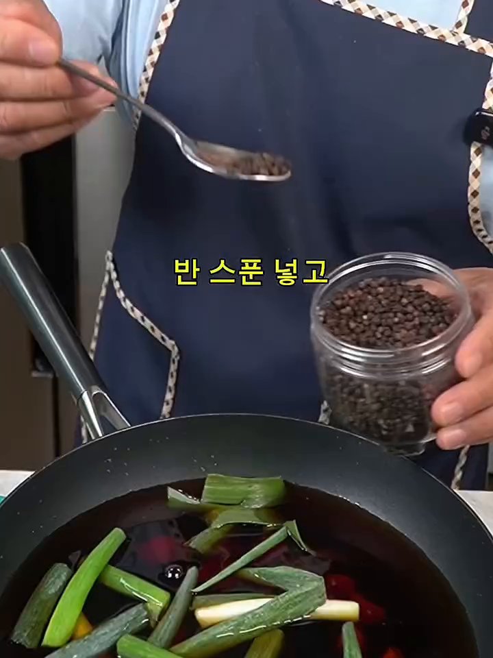 냄비에 물, 진간장, 맛술, 원당, 통마늘, 대파, 통후추를 넣고 끓입니다.