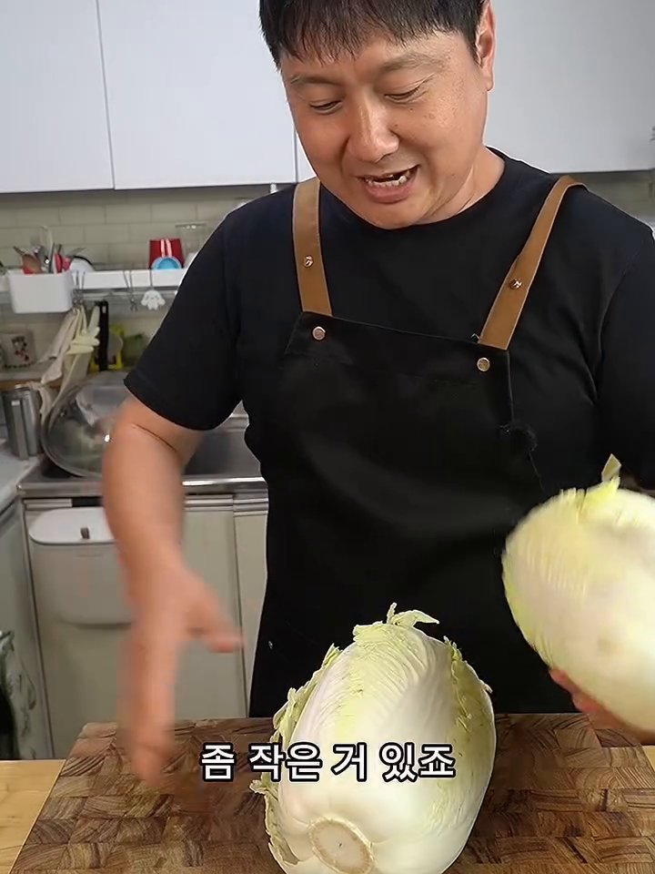 물에 천일염 2컵을 녹여 배추에 붓고 12시간 동안 은은하게 절입니다.