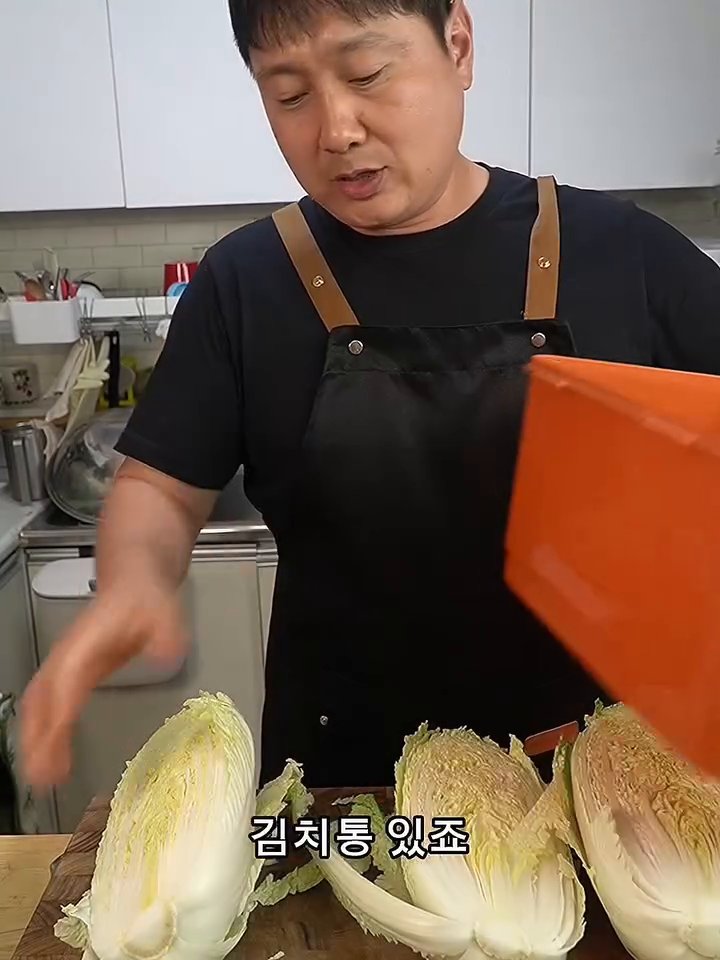 절인 배추를 싱크대에서 물에 2~3번 푹 담가 깨끗이 씻은 후, 거꾸로 뒤집어 물기를 뺍니다.