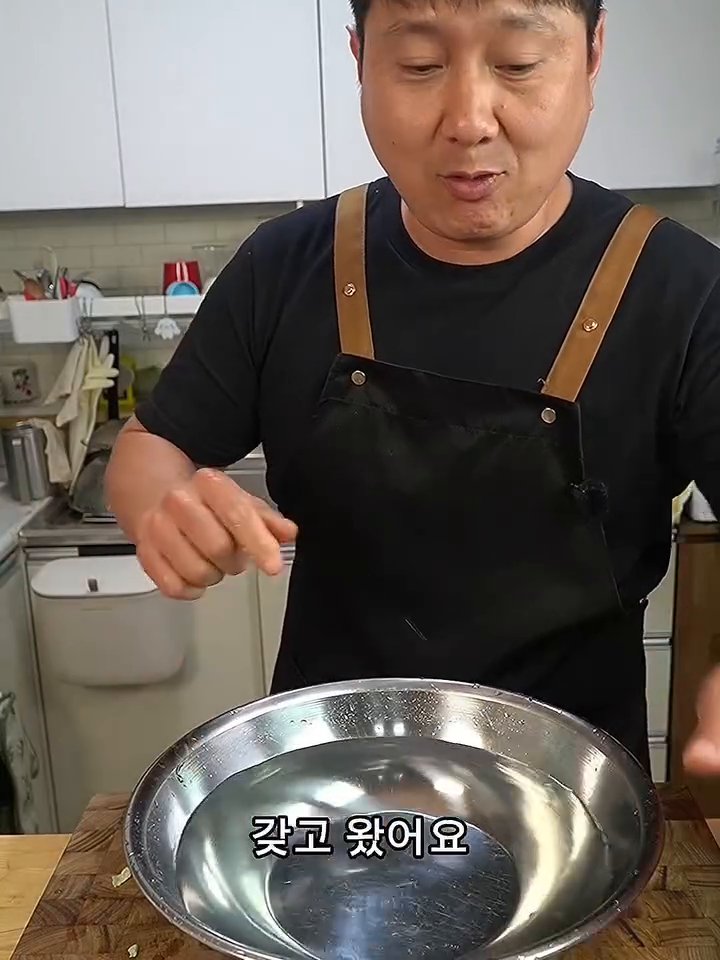 믹서기에 깍둑 썬 사과 1개, 양파 1개, 간마늘 3스푼, 생강청 1스푼, 매실액 3~4스푼, 멸치액젓 3스푼, 고춧가루 3스푼, 물 500ml를 넣고 아주 곱게 갈아 양념을 만듭니다.