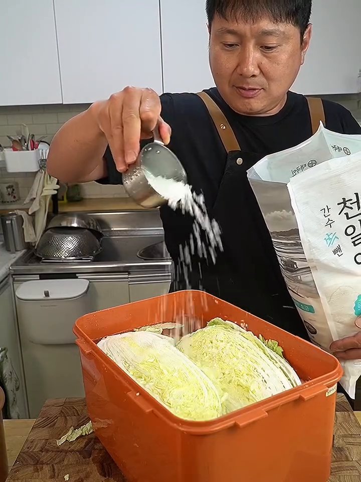 쪽파는 3~4cm 길이로, 양파는 채썰고, 홍고추는 어슷썰어 준비합니다.