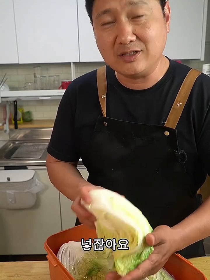 김치통에 배추를 배가 하늘을 보게 넣고, 썰어둔 쪽파, 양파, 홍고추를 층층이 뿌립니다.