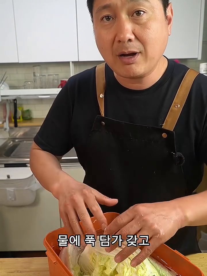 총 3.5리터의 물과 갈아둔 양념을 붓고, 천일염 4~5스푼을 넣어 간을 맞춘 뒤 들썩거려 섞어줍니다.