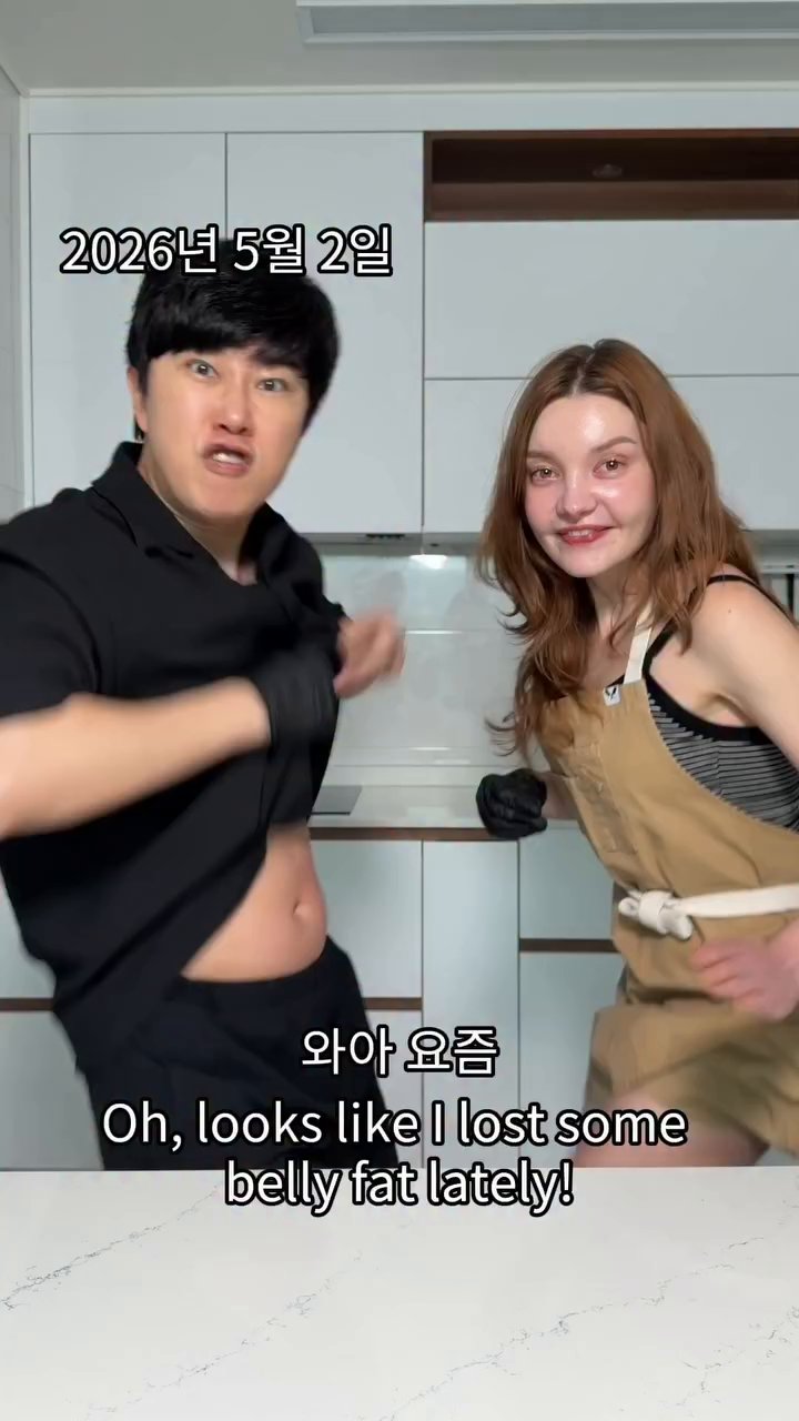 삶은 닭가슴살을 결대로 얇게 찢어 준비합니다. 얇게 찢어야 소스가 잘 배고 식감이 살아납니다.