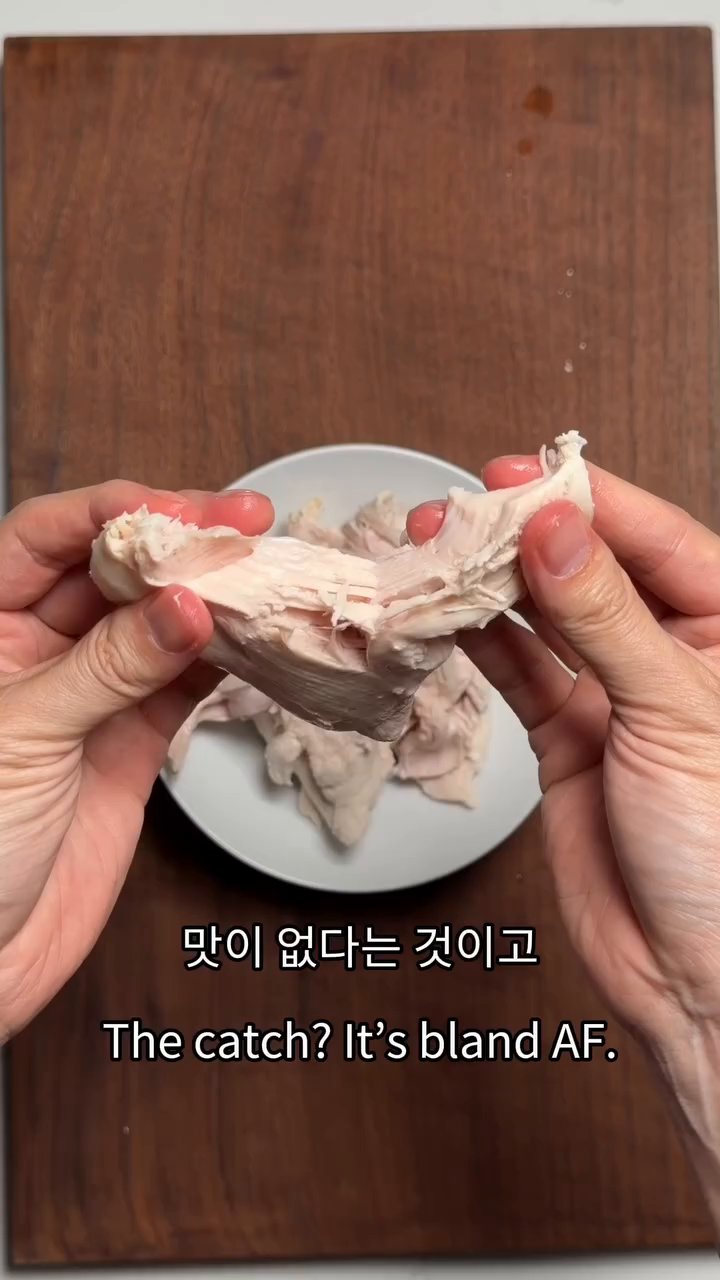 준비한 닭가슴살을 비밀 소스에 넣고 잘 비벼 양념이 쏙 배게 합니다.