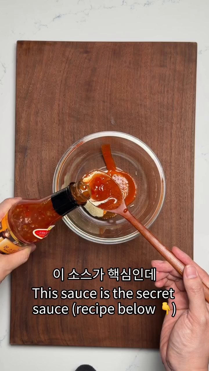 따뜻한 물에 라이스페이퍼를 살짝 적셔 넓은 접시에 깔아줍니다. 4장이 적당합니다.