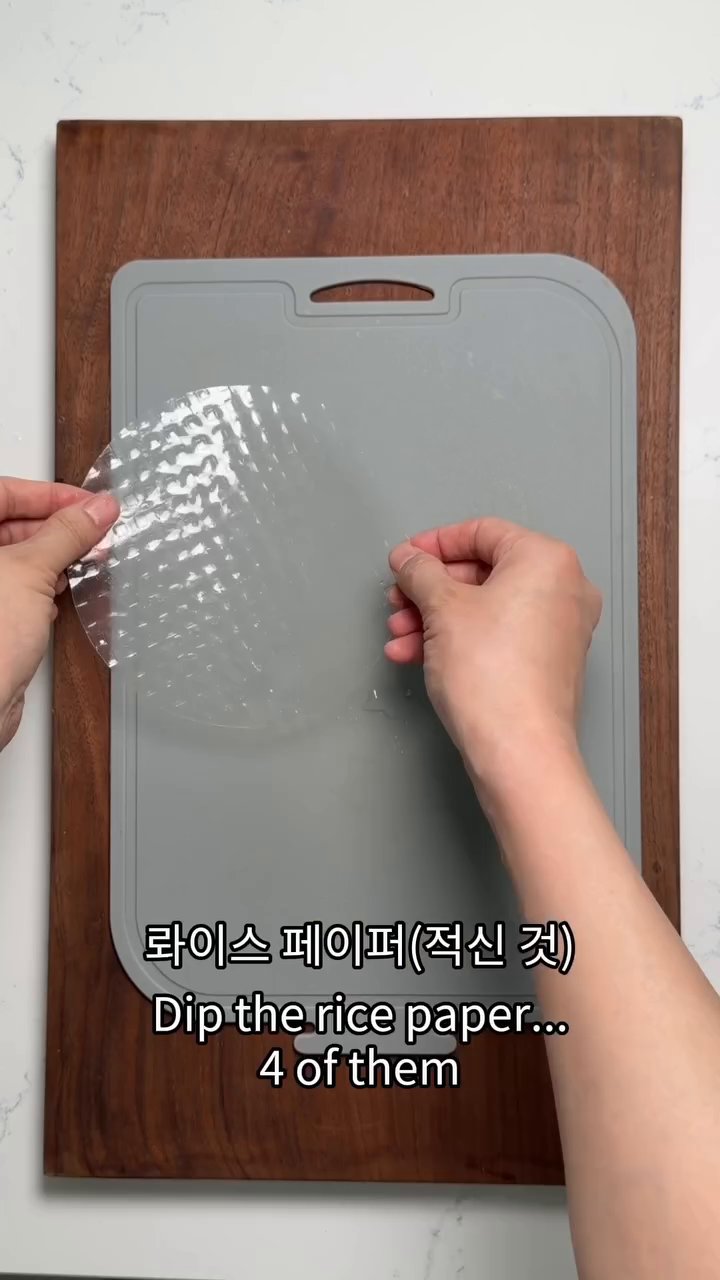 라이스페이퍼 위에 아삭한 로메인 상추를 깔고, 색감과 영양을 위해 채 썬 당근도 살짝 올립니다.