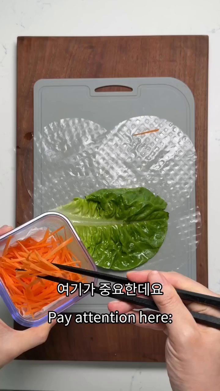 그 위에 양념된 닭가슴살을 주르륵 깔아줍니다.