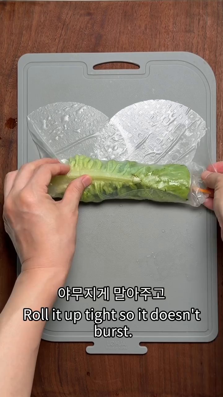 라이스페이퍼를 돌돌 말 때는 내용물이 상추 밖으로 탈출하지 않도록 주의합니다. 특히 옆구리를 안쪽으로 쪽쪽 야무지게 당겨서 접는 것이 포인트입니다.