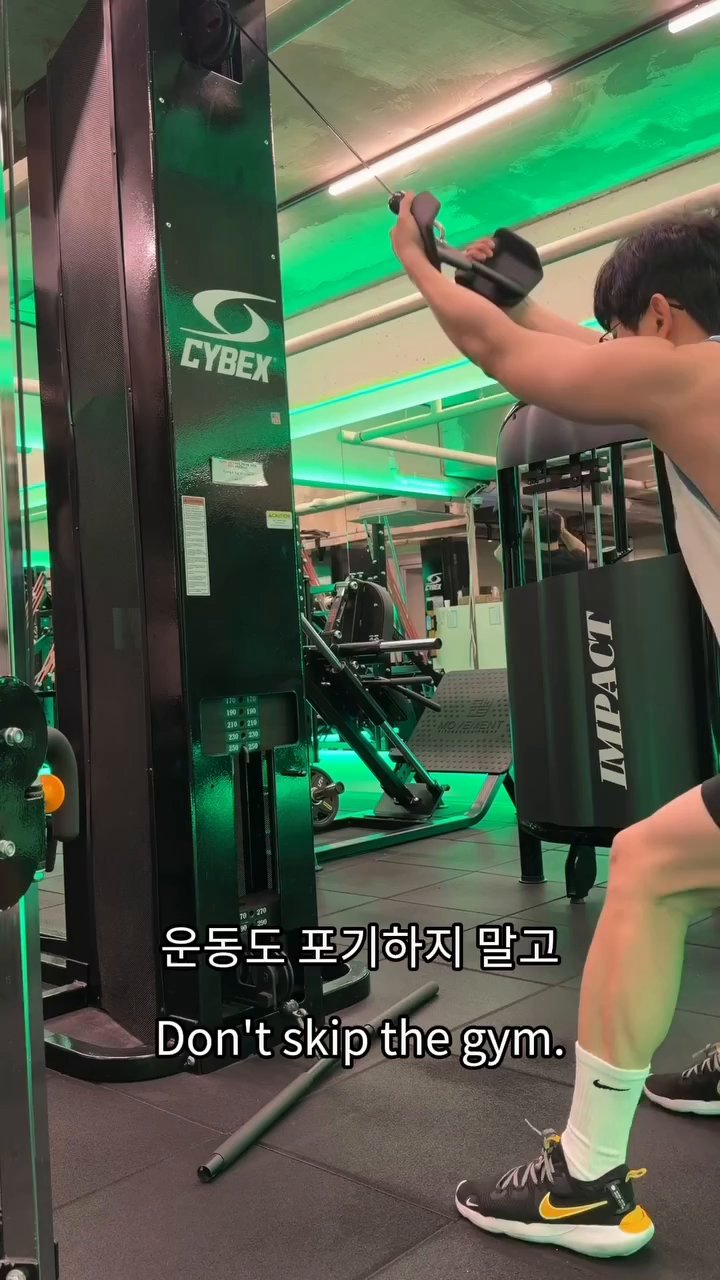 모든 재료를 말아 완성된 라이스페이퍼 롤을 접시에 담아 서빙합니다.