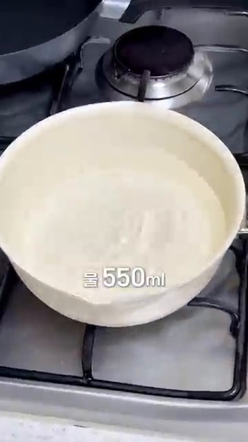 물이 끓으면 건더기 스프, 분말 스프, 면을 한 번에 넣고 2분간 끓입니다.