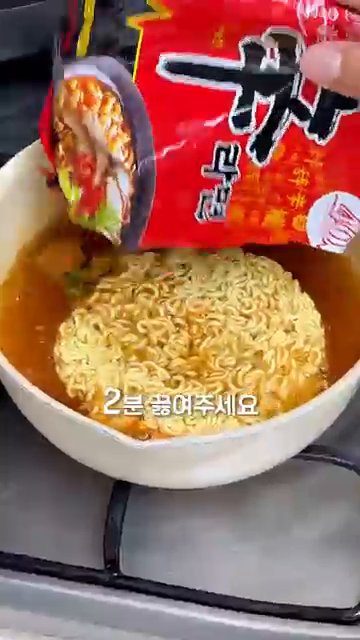 소세지 한 움큼, 베이컨 2장, 대파 1/2대를 넣고 2분 더 끓입니다.
