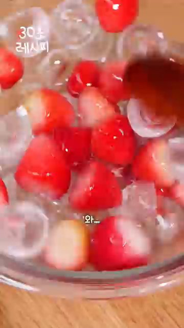 좋아하는 과일을 깨끗이 씻고, 먹기 좋은 크기로 썰어 얼립니다.