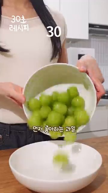 LG 냉동얼음정수기로 얼음을 가득 채웁니다.