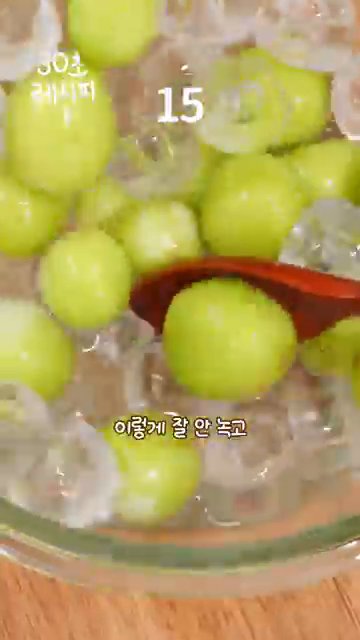 마지막으로 설탕을 살짝 찍어 맛을 더합니다.
