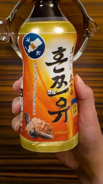 양파를 넣고 살짝 말랑해질 때까지 1분간 끓입니다.