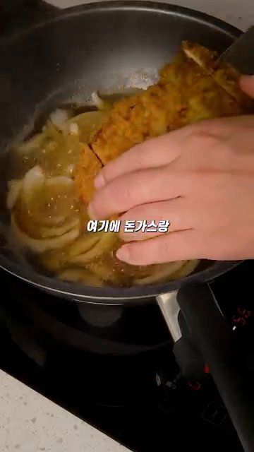 돈가스를 넣고 대파를 올린 후, 준비한 계란물의 70%를 부어줍니다.