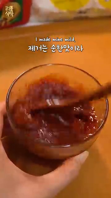 대패삼겹을 가득 올리고, 양념장을 전체에 부어줍니다.
