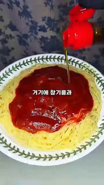 참기름과 통깨, 계란을 올려주면 완성입니다.