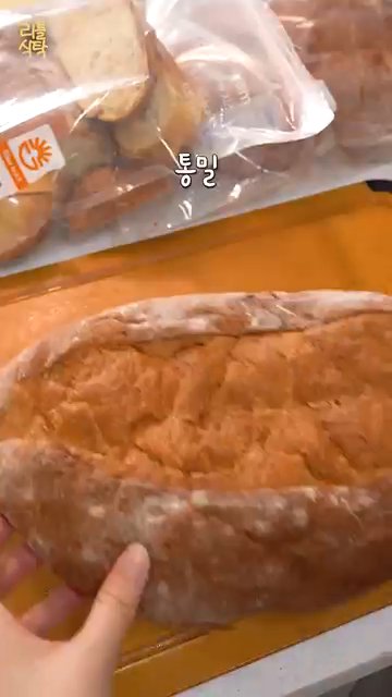 오이를 10분 정도 절여 물기를 제거한 후, 얇게 썰어 준비합니다.