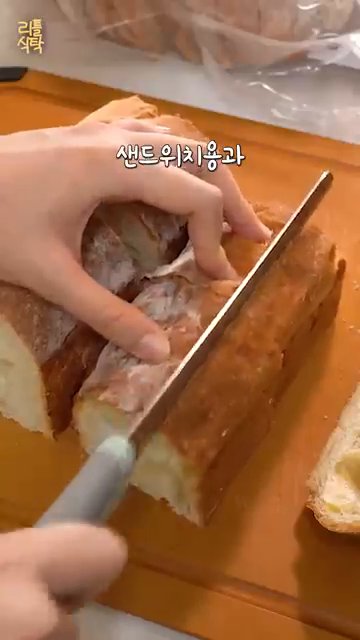 참치캔의 물기를 빼고, 볼에 담아 소금으로 간을 합니다.