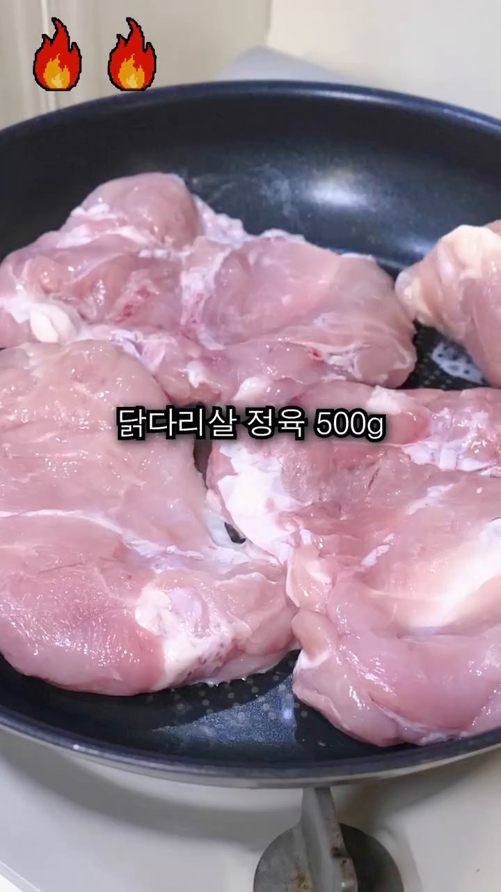 팬에 닭다리살 500g을 올리고 앞뒤로 노릇하게 구워줍니다.