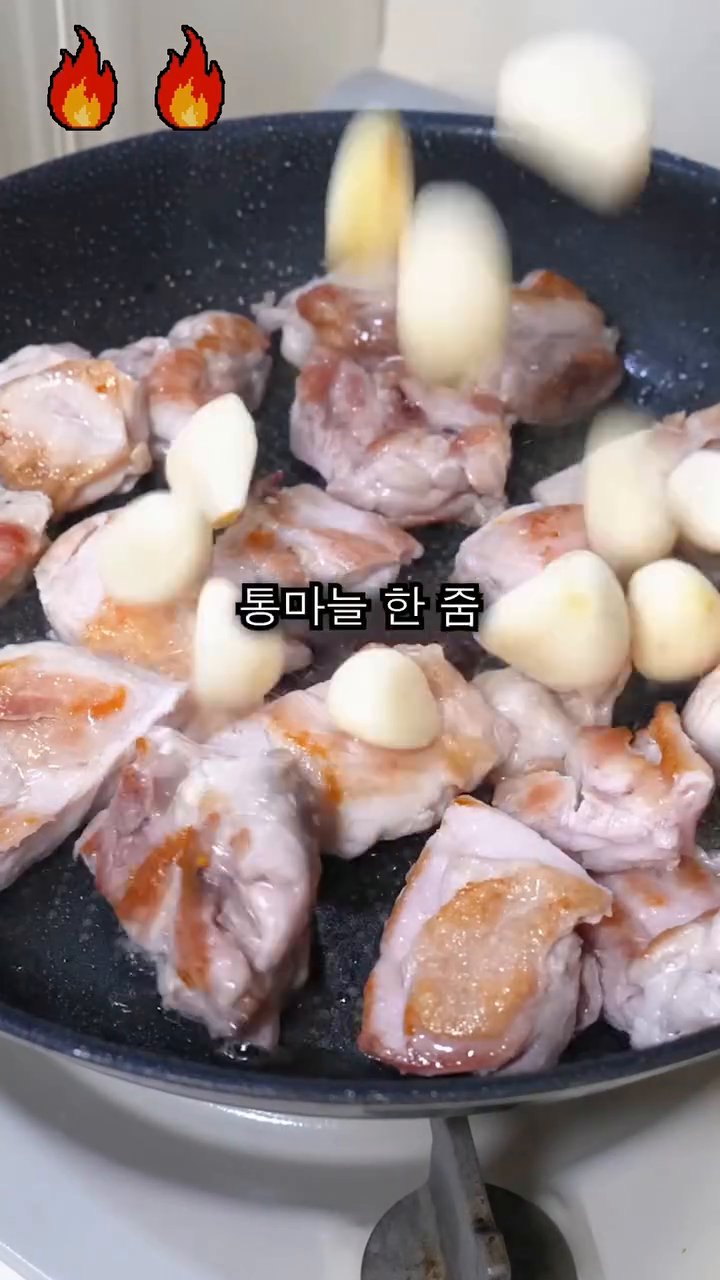 청마늘 한 줌을 넣고 가새빛이 띄게 볶아줍니다.