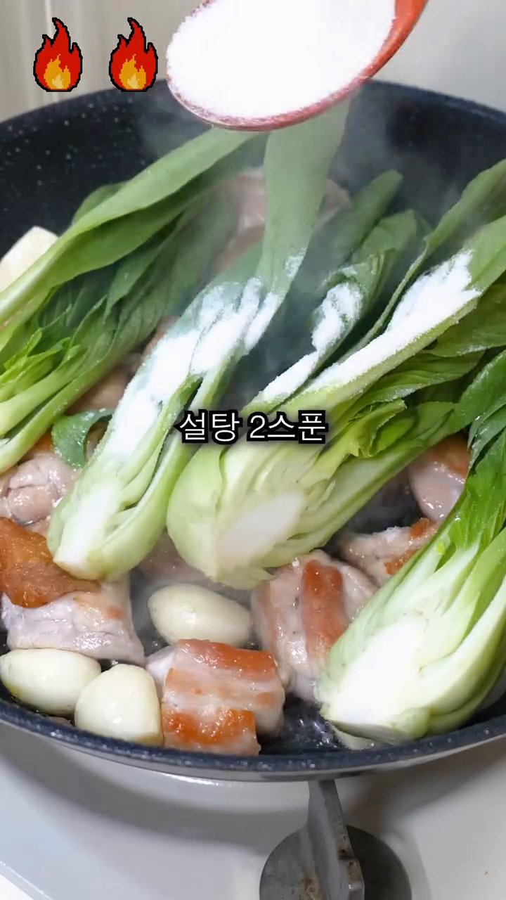 설탕 2스푼, 통깨소스 2스푼, 굴소스 2스푼을 넣고 잘 섞어줍니다.
