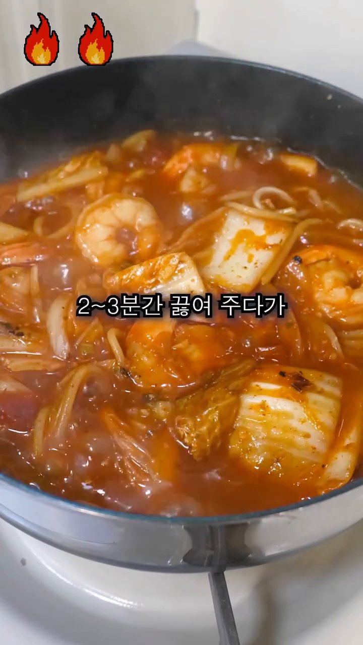 후추를 넉넉하게 뿌려주면 얼큰한 짬뽕 파스타가 완성됩니다.