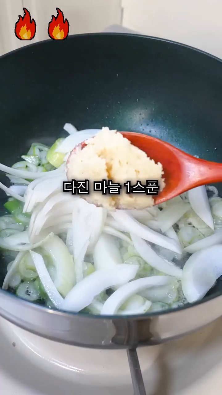 다진 마늘 1스푼을 넣고 다 같이 볶아줍니다.