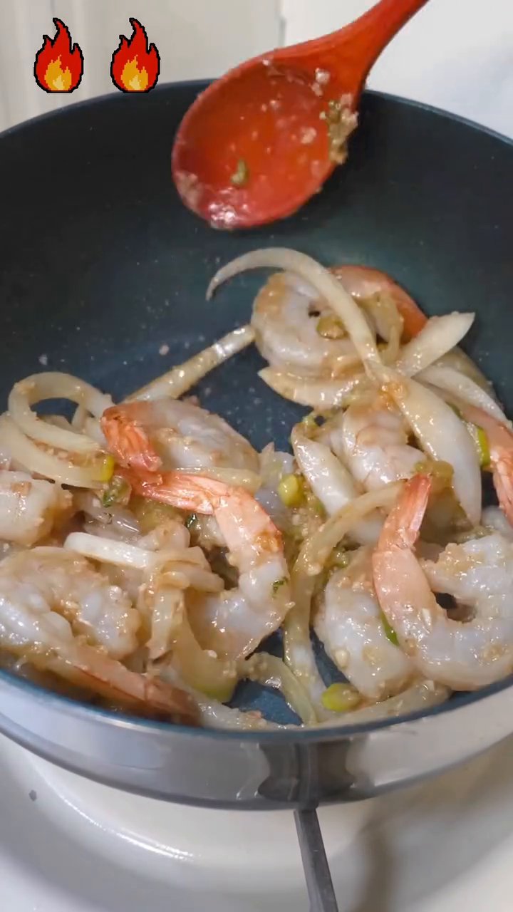 새우 겉면이 익을 때까지 볶아줍니다.