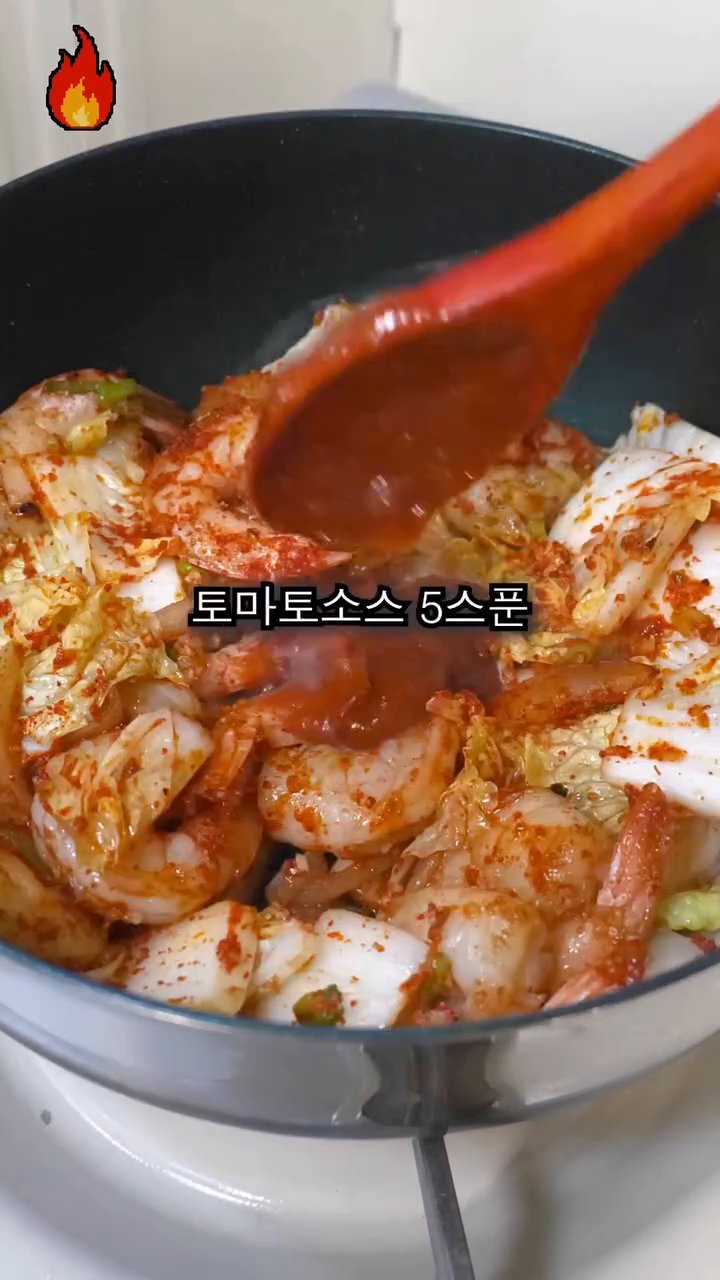 토마토 스파게티 소스 반 스푼, 굴소스 1스푼, 치킨스톡 반 스푼을 넣고 골고루 섞습니다.