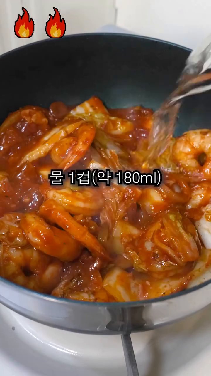 물 1컵을 부어줍니다.