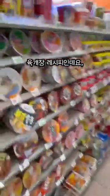 스프에 버터를 한 조각 넣습니다.