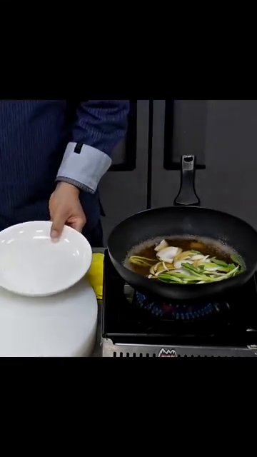 미리 삶아 놓은 우동면을 따뜻하게 유지하며 준비합니다.