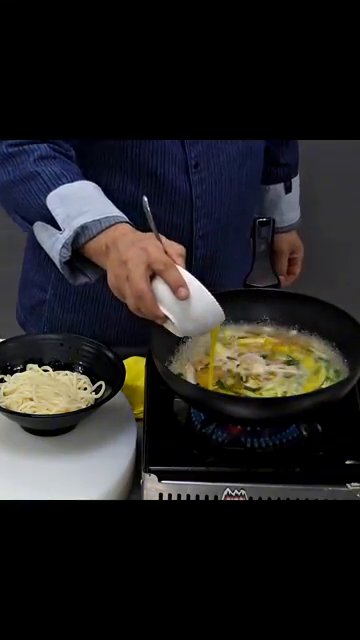 계란이 어느 정도 익을 때까지 잠시 두었다가 천천히 저어줍니다.