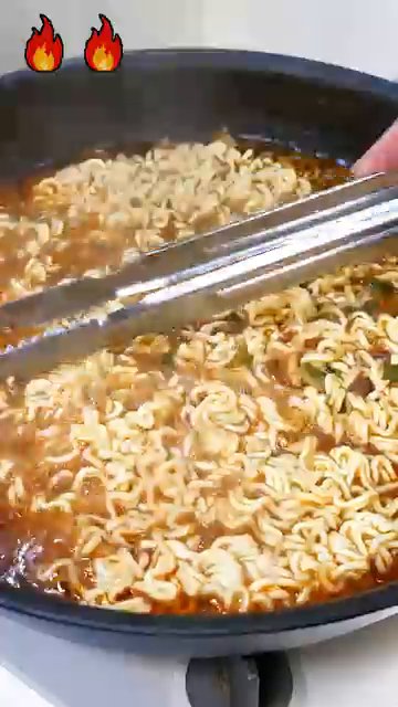 면을 익혀준 뒤, 썰어놓은 수육과 대파를 듬뿍 넣습니다.