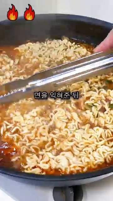 면을 익혀준 뒤, 썰어놓은 수육과 대파를 듬뿍 넣습니다.