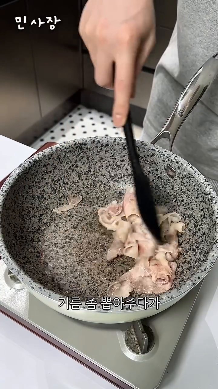 깍둑썰기한 양파 1/2개, 송송 썬 대파 1/2대, 알배추 3~4장, 대충 썬 당근을 팬에 모두 넣습니다.