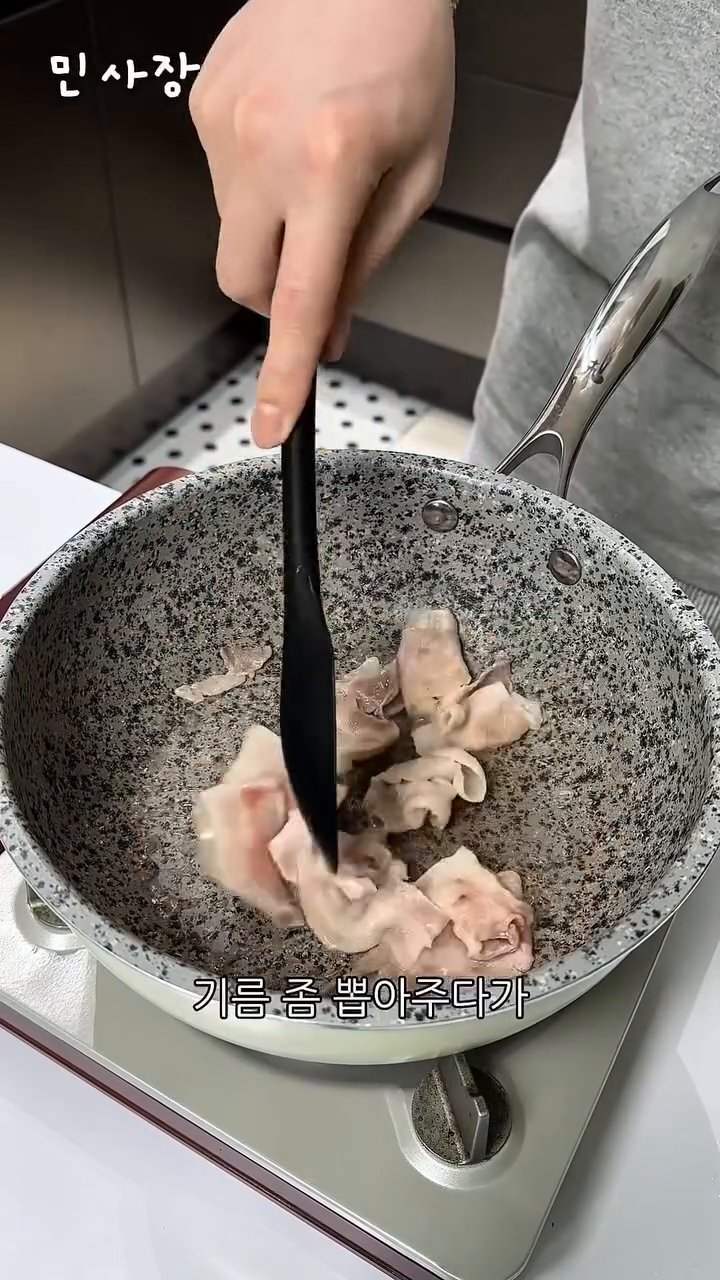 깍둑썰기한 양파, 송송 썬 대파, 알배추, 당근을 모두 팬에 넣습니다.