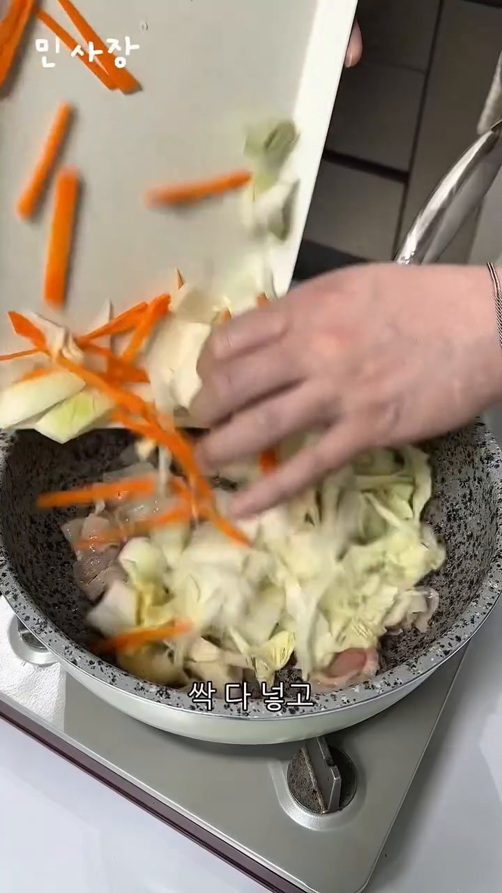 맛소금 1/3스푼과 후추 1/3스푼을 넣어 밑간한 후, 재료가 숨이 죽을 때까지 볶습니다.
