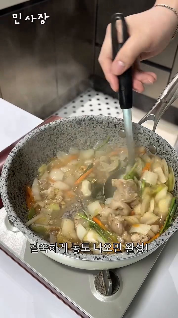 부추를 썰어 넣고 후추를 톡톡 뿌려 마무리합니다.