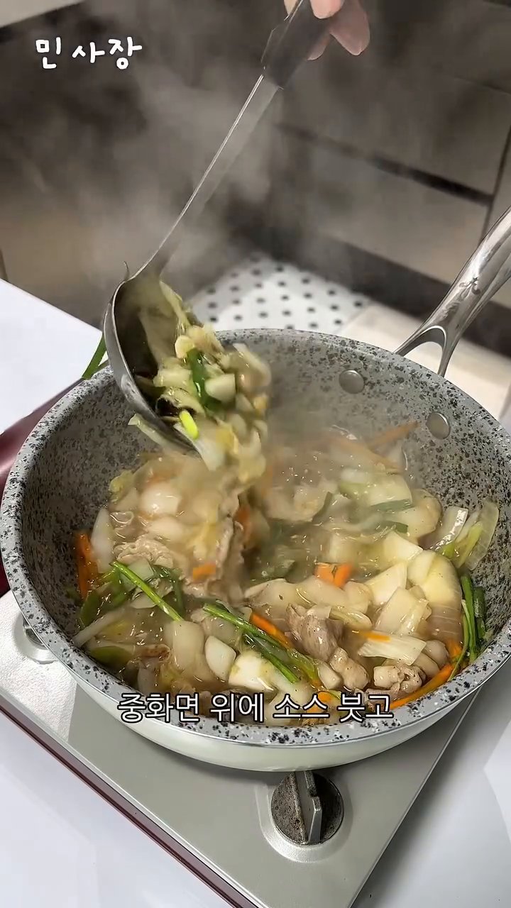 탱글한 중화면 위에 소스를 듬뿍 얹고 잘 비벼서 완성합니다.