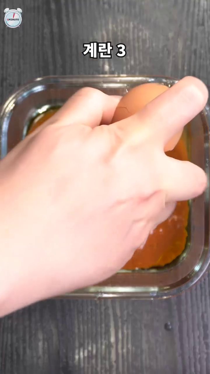 계란의 노른자를 포크로 찔러줍니다.